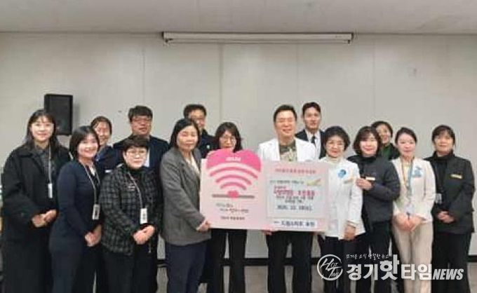 이길재 칠석의료재단 사랑의병원 병원장(오른쪽 다섯번째)이 10일 드림스타트 취약계층 아동을 위한 300만 원 상당의 운동화 교환권을 기탁하고 있다.