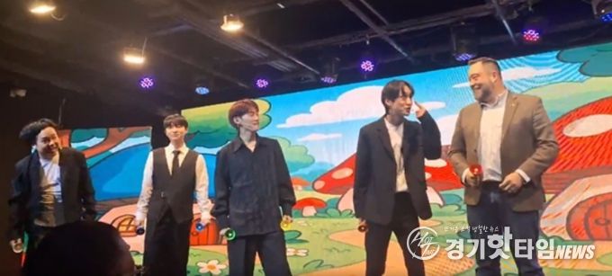 공연을 하고있는 K-Pop 개그 아이돌 과 바스티안 뢰슬러 회장 회장 (Plasmatreat Korea) (사진제공: 주한외국기업연합회 KOFA)