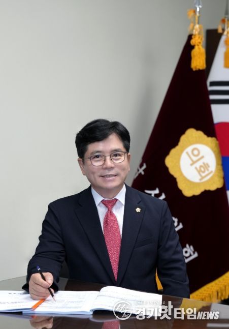 금광연 의장이 2026년 병오년(丙午年) 신년사를 통해 새해 의정 방향과 핵심 과제를 공식 발표하며 “2026년 하남시의회는 ‘시민과 동행하는 품격 있는 의회’라는 약속을 지키며, 시민이 기준이 되는 의정을 실천해 나가겠다”라고 밝혔다. (사진 하남시의회 제공)