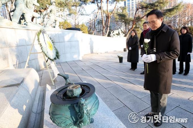 임태희 교육감 현충탑 참배 현장 사진