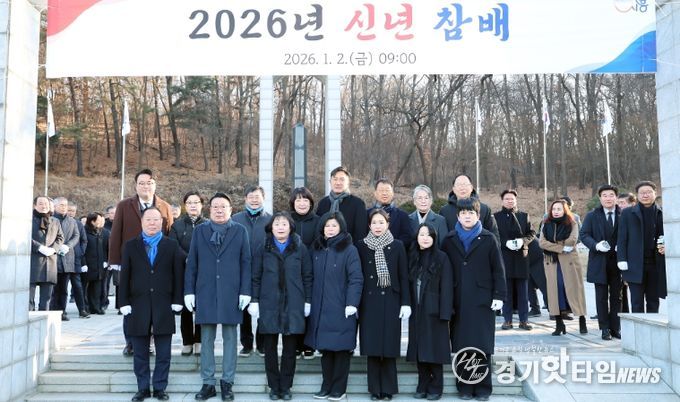 시흥시의회, 2026년 새해 첫 의정활동으로 논곡동 현충탑 참배