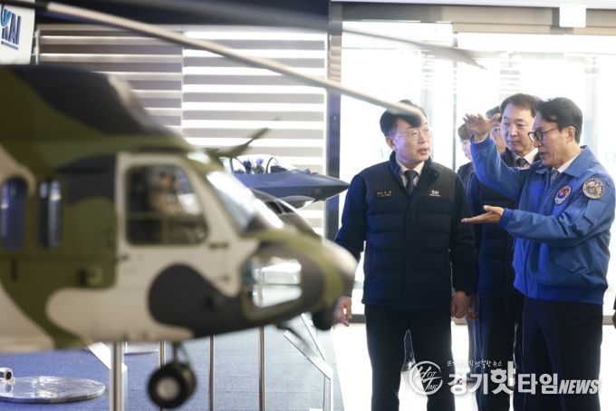 김민석 국무총리가 7일 경남 사천 한국항공우주산업(KAI)을 방문, 항공기 생산라인을 시찰하고 있다.