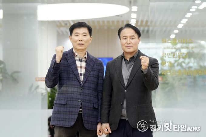 박도신 갈등조정관(왼쪽)과 김원규 특이민원대응전문관이 새빛민원실 앞에서 함께하고 있다.