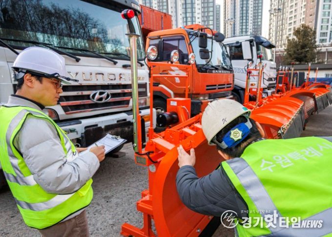 수원시 공직자들이 새로 지급된 안전조끼를 착용하고, 사전점검을 하고 있다.