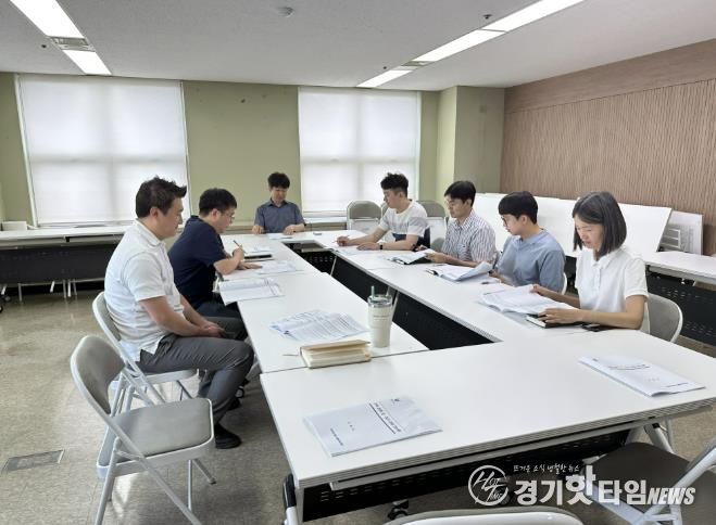 전담팀(TF)이 건축인허가 통합 매뉴얼 마련을 위한 회의를 하고 있다.