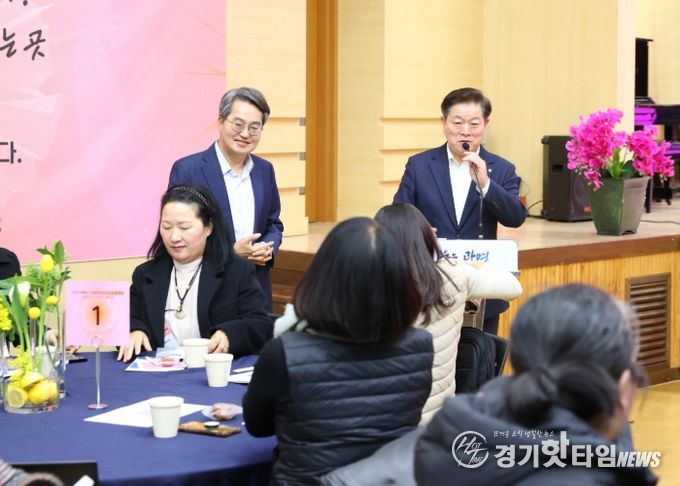 박승원 광명시장과 김동연 경기도지사가 13일 시청 대회의실에서 열린 '2026년 광명시 사회연대경제 사업설명회'에 참석해 인사말을 하고 있다.