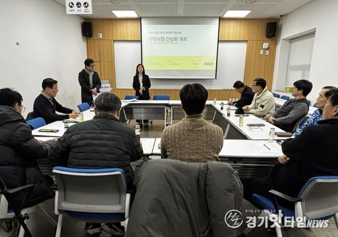 지난 28일 소하도서관에서 관내 지역서점 14곳을 대상으로 '도서 구입비 10% 캐시백 사업'의 간담회를 진행하고 있다.