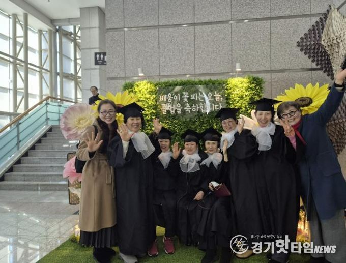 용인특례시가 초등학교와 중학교 학력 인정 합동 졸업식을 열었다.