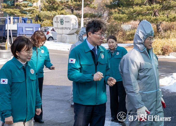 거점소독시설 운영현황과 소독기 작동상태를 확인하고 있다.