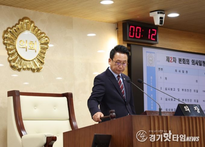 제260회 임시회 제2차 본회의에서 의사봉 타봉하는 강정구 의장