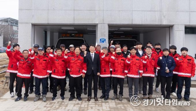 13일 오전 김성중 행정1부지사가 연천군 산불대응센터를 방문하여 산불예방진화대와 기념촬영을 하고 있다
