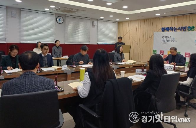 지난 19일 시청 영상회의실에서 2026년 정기 법인 세무조사 대상자 선정을 위한 지방세 심의위원회를 진행하고 있다.