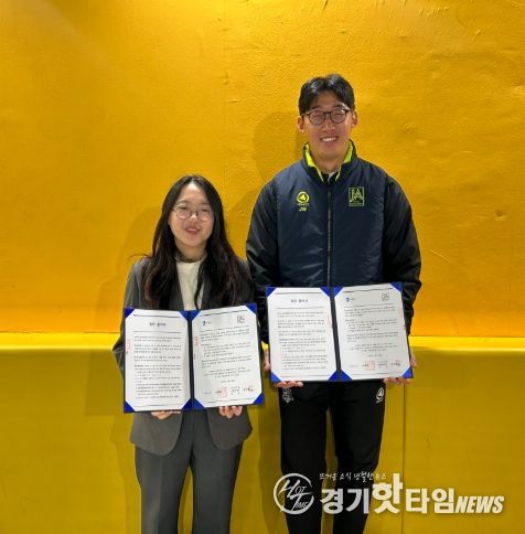 수원시·장안리틀풋볼아카데미 관계자가 협약식 후 기념촬영을 하고 있다.