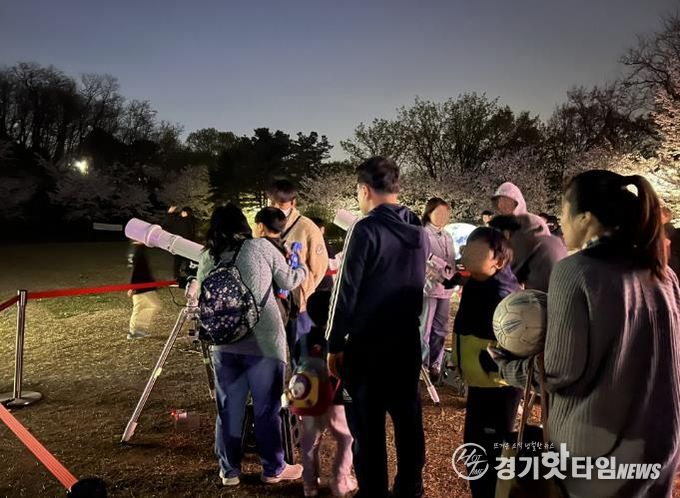 시민들이 천문 관측을 하고 있다.
