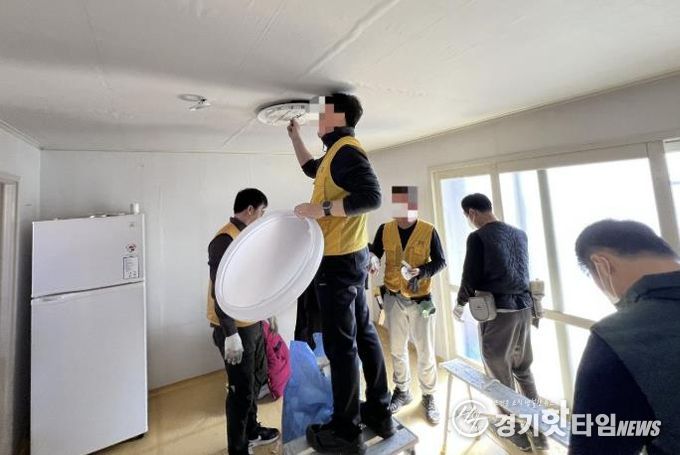 수정인테리어기술전문학원, 수원시 장안구 조원1동 홀몸어르신 가구에 무료 도배 봉사