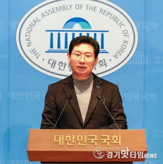 24일 국회 소통관에서 이상일 시장이 기자회견을 하고 있다