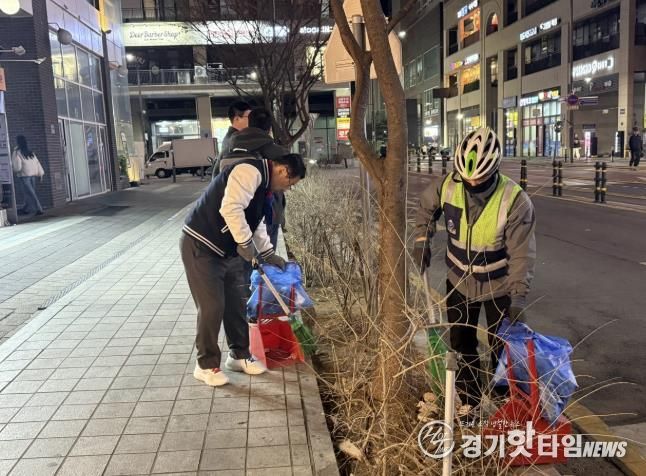 이현재 하남시장이 지난 21일 저녁 미사문화거리에서 시 소속 환경공무관들과 함께 빗자루를 들고 야간 청소 정화 활동을 펼치고 있다.