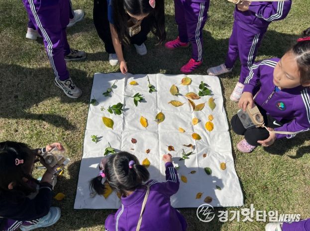 유아 단체 프로그램 〈풀잎따라 실학따라〉에 참여한 어린이들이 ‘정원을 사랑한 실학자, 정약용’을 주제로 다산정원에서 생태체험 활동을 하고 있다.