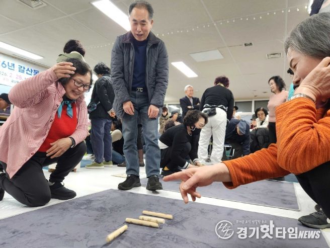 ‘던지고, 잡고, 웃고’…정월대보름 맞이 ‘안양시 윷놀이 한마당’ 성황