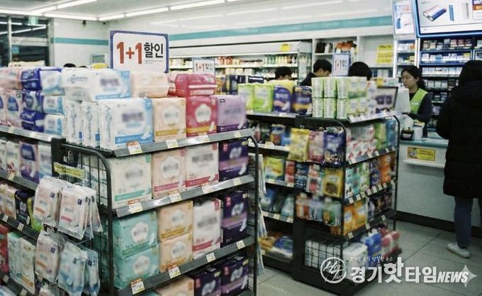 편의점에 진열된 여성 생리용품 (AI 생성 이미지). 부천시는 여성청소년 생리용품 보편지원 사업을 전면 시행할 예정이다.