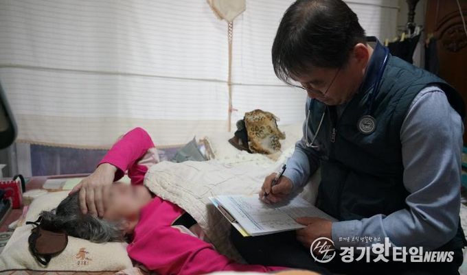 부천시 통합돌봄 재택의료센터 의료진이 한 어르신을 찾아 건강 모니터링을 하고 있다.