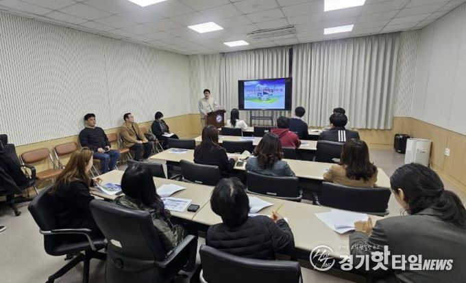 스마트도시 실무자들이 26일 도시정보센터 회의실에서 ‘AI 데이터 플랫폼’ 교육을 듣고 있다.