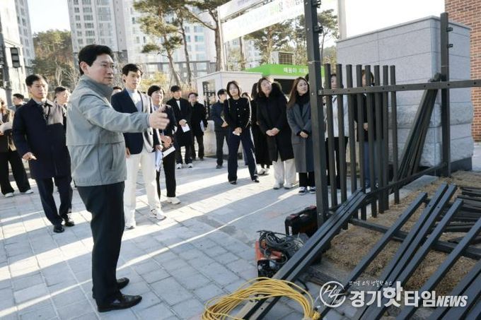 이상일 시장이 26일 용인솔빛초·중통합학교를 찾아 주요 시설을 살피고 있다