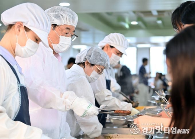 이현재 하남시장(왼쪽 두 번째)이 2025년 7월 21일 고등학교 석식비 지원사업의 첫 시행 현장인 하남고등학교를 찾아 고3 학생들에게 직접 음식을 배식하고 있다.