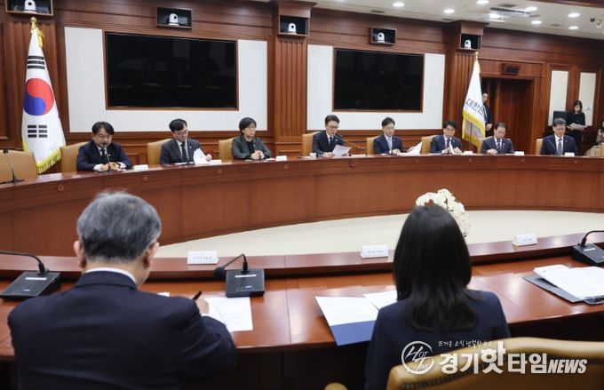 김민석 국무총리가 5일 세종대로 정부서울청사에서 열린 국가정책조정회의를 주재, 모두발언을 하고 있다