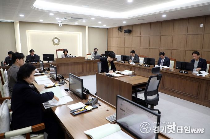 수원특례시의회 기획경제위원회가 6일 제399회 임시회 상임위원회를 열고 조례안 등 안건을 심사하고 있다.