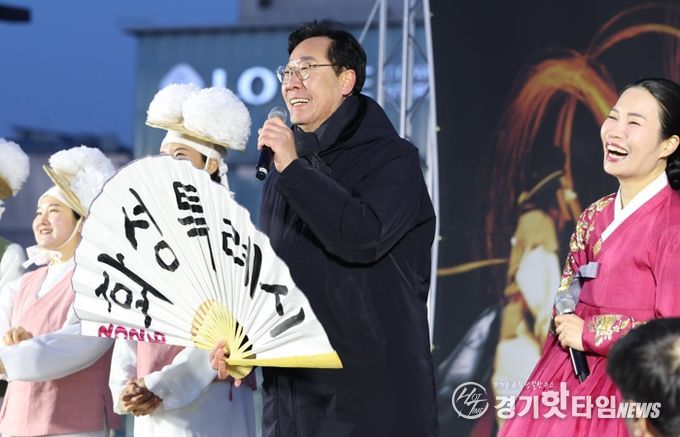 정명근 화성특례시장이 한 해 풍요를 기원하고 있다