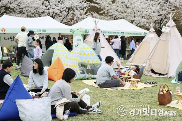 용인특례시는 올해 도서관의 날과 도서관 주간을 맞아 갖가지 독서문화행사를 연다. 사진은 지난해 기흥구 만골근린공원에서 도서관의 날 기념으로 열린 '공원에서 즐기는 도서관' 행사 모습