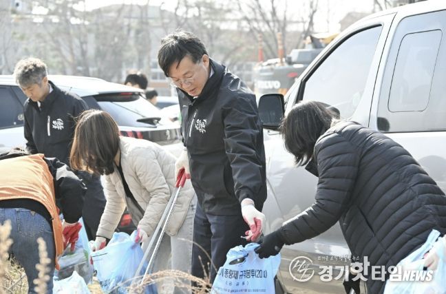 이민근 안산시장(오른쪽 두번째)이 24일 신길온천역 일원에서 관내 직능단체 회원들과 함께 '2026년 봄맞이 우리동네 새단장' 대청소를 하고 있다.