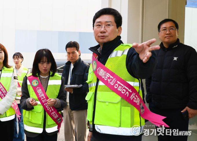 26일 포곡초후문 인근에서 이상일 시장이 통학로를 점검하고 있다