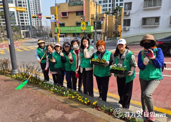 광명시 광명7동 새마을부녀회가 26일 쾌적하고 아름다운 마을 환경을 조성하기 위해 ‘시민참여 꽃심기 운동’에 나섰다.