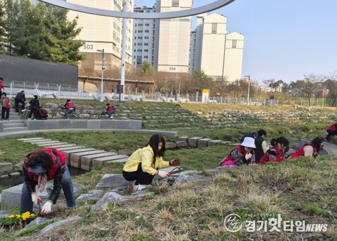 광명시 소하1동 행정복지센터와 통장협의회는 지난 25일 한내근린공원 일원에서 기후위기 대응을 위한 ‘우리 마을 꽃 심기’행사를 추진했다.