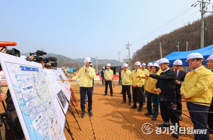 김민석 국무총리가 27일 지난해 교량 붕괴사고로 사상자가 발생했던 세종-안성고속도로 청용천교 건설 현장을 방문, 복구 현황과 안전관리 실태 등을 점검하고 있다.(국무조정실)