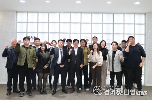 김포시(시장 김병수)가 25일 김포시청 중회의실에서 풍무역세권 등 관내 공동주택 입주예정자협의회와 간담회를 개최했다.