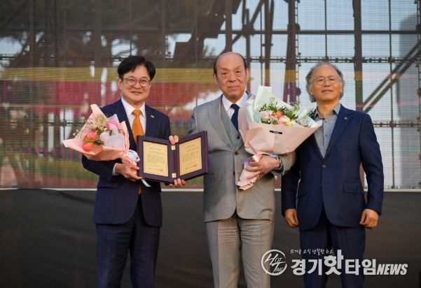 김병수 시장이 제15대 심수관에게 명예시민증을 수여했다.