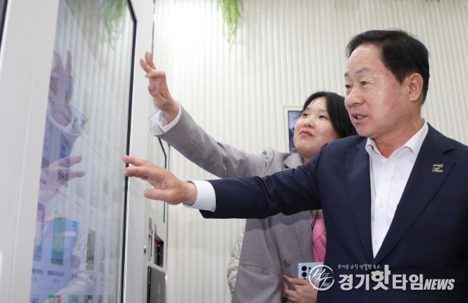 다산역 스마트도서관 서비스를 시연 중인 주광덕 시장