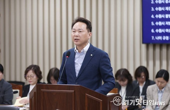 강영우 의원(더불어민주당, 영화·조원1·연무)이 제400회 임시회 기획경제위원회에서 조례안에 대해 설명하고 있다.