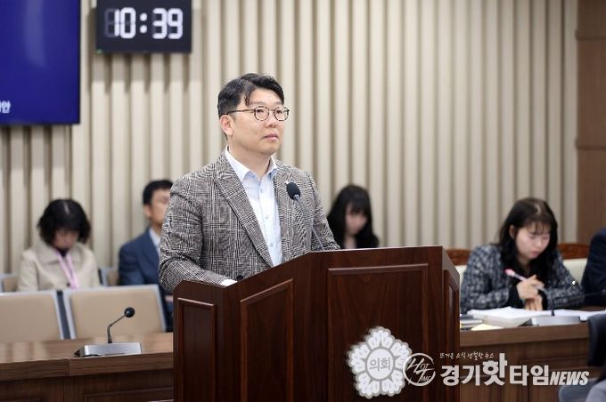 홍종철 의원(국민의힘, 광교1·2)이 제400회 임시회 기획경제위원회에서 조례안에 대해 설명하고 있다