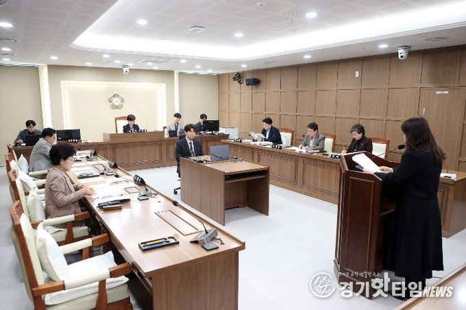 수원특례시의회 문화체육교육위원회가 제400회 임시회에서 조례안 등 주요 안건을 심사하고 있다.