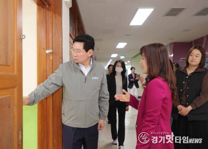 이상일 용인특례시장이 3일 한빛초 도서관 조성 현장을 방문해 추진 현황을 점검했다