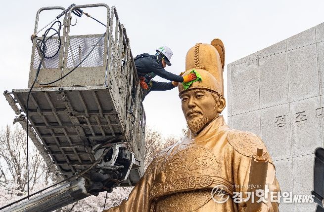 정조대왕 동상을 세척하고 있는 모습.