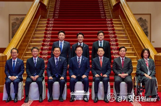 이재명 대통령이 4월 7일 청와대에서 여·야·정 민생경제 협의체 회담에 앞서 참석자들과 기념촬영하고 있다.
<p> </p>
<p>(청와대)