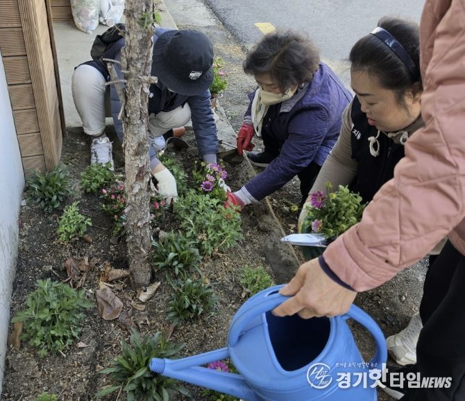 수원시 팔달구 지동, 봄맞이 초화식재 및 손바닥정원 정비 실시