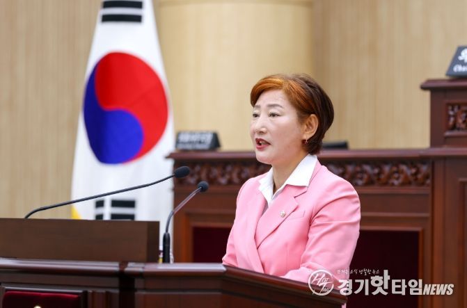 안산시의회가 9일 제302회 임시회 제3차 본회의에서 ‘말산업 클러스터 조성을 위한 과천 경마공원 안산시 이전 촉구 건의안’을 채택했다. 사진은 건의안을 대표 발의한 현옥순 의원이 이날 본회의장에서 제안설명을 하고 있는 모습.