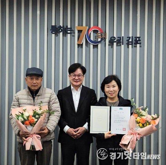 김병수 시장이 이수증 수여 후 기념촬영을 하고 있다.