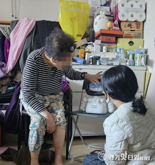 방문전문인력이 어르신 가정을 방문하여 AI돌봄로봇 활용교육을 실시하는 모습